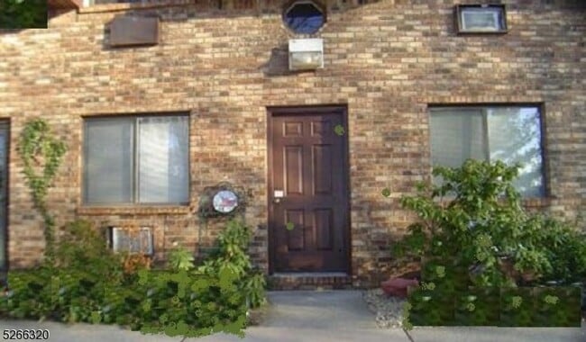 Building Photo - 2 Great Gorge Terrace