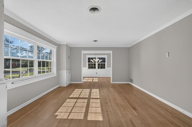 Building Photo - 677 Selkirk Dr