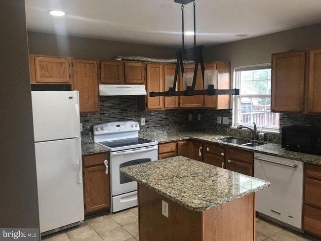 Building Photo - 42886 Nashua St