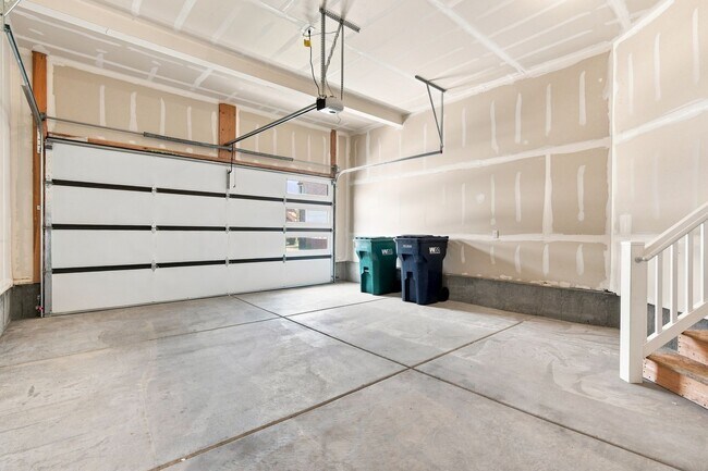 Building Photo - Great 3 Bed 3.5 Bath Townhome in Bluffdale!!