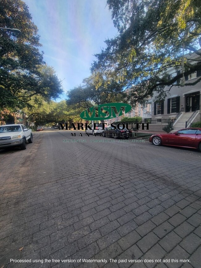 Building Photo - *REDUCED!* BEAUTIFUL JONES STREET APARTMENT