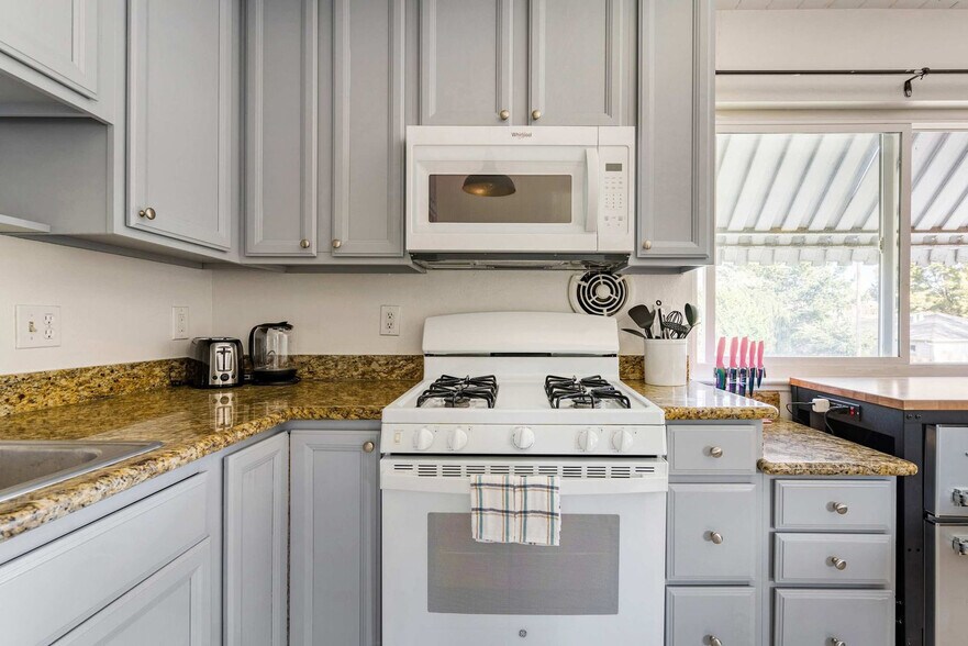 Building Photo - 2312 Bonar St