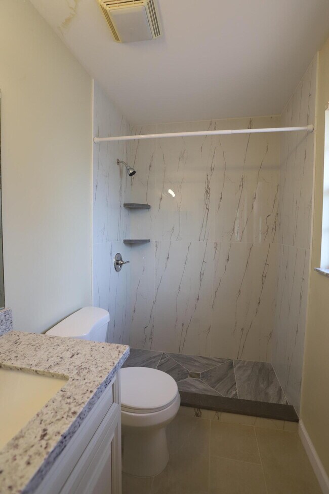 Building Photo - 421 Cypress Way W