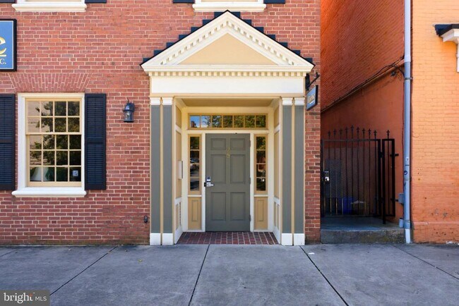 Building Photo - 25 E Boscawen St