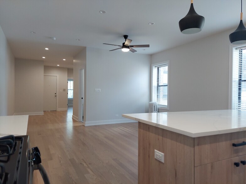 Building Photo - 4953 N Oakley Ave