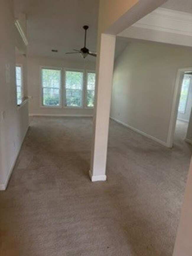 Building Photo - WELCOME TO EAGLES POINTE