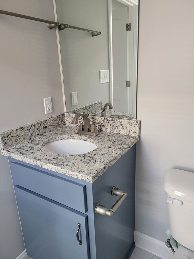 Building Photo - 2 Bedroom, 2.5 Bath Modern Duplex - Walkin...