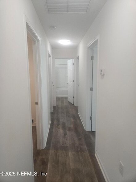 Building Photo - 840 W 10th St