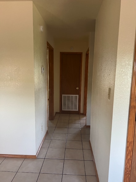 Building Photo - 1000 Wild Rose Ln