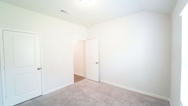 Building Photo - FOR LEASE!  4 Bedrooms - 2 Baths - 2 Car Garage.