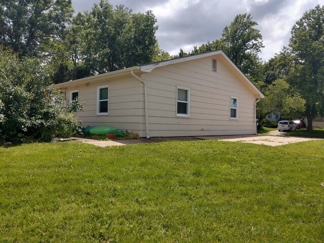 Building Photo - 2 Bedroom Duplex located on East Side of MHK!