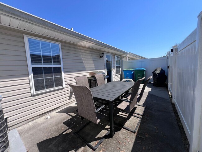 Building Photo - Fantastic 2 bedroom 2 bath townhome