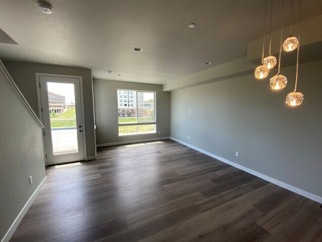 Building Photo - Luxury Townhome - 3 Bed 3.5 Bath at Overlo...
