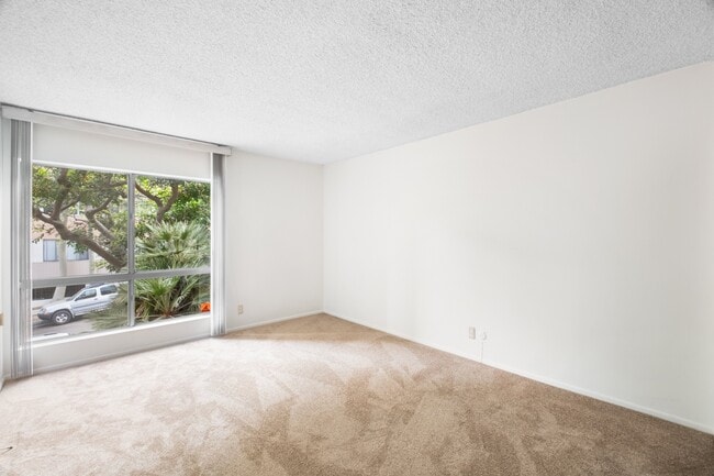 Building Photo - 5600 Kensington Way