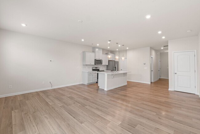 Building Photo - Like-New Townhome in Pristine, Move-In Ready Condition