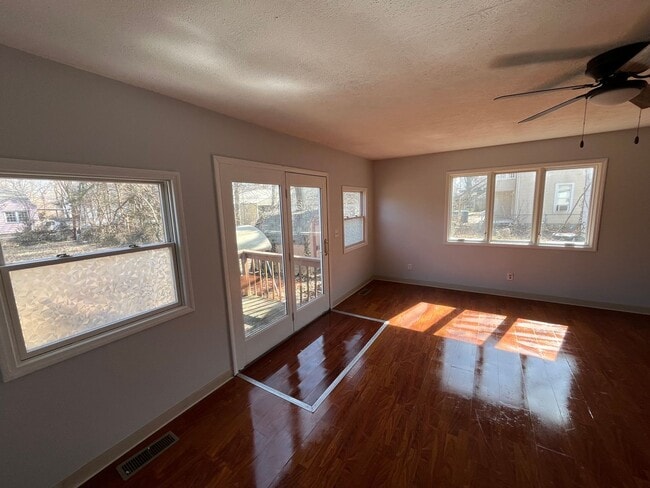 Building Photo - Great 2br/2ba home with large yard and large bonus room!