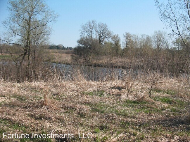 Building Photo - 2 br, 1 bath Apartment - 6522-28 Lake Rd 6...