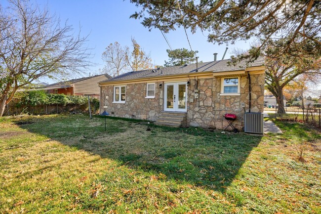 Building Photo - Adorable remodel at Lake Hefner