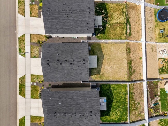 Building Photo - Beautiful 2022 Built Home With Views!