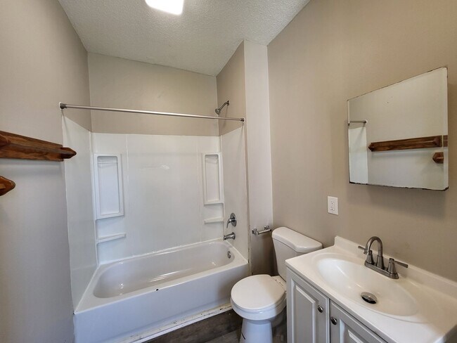 Building Photo - Affordable 3 Bedroom, 1 Bathroom Duplex wi...