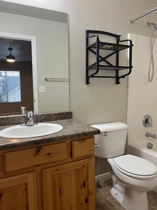 Building Photo - 3 Bedroom/2.5 Bathroom Townhome in Riverton