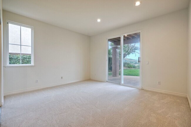 Building Photo - Executive Home with Views!