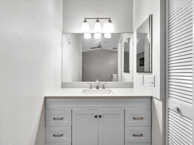 Building Photo - 4182 S Pine Island Rd