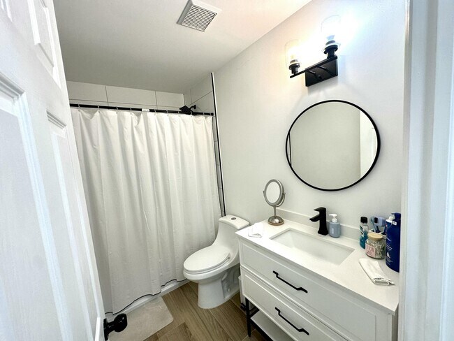 Building Photo - 121 Eider Ct