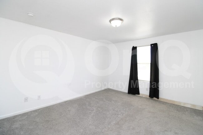 Building Photo - 822 N Navajo Ln