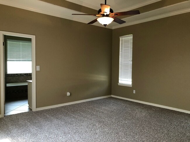 Building Photo - Large Lot Close to to Barksdale Air Force Base w/POOL!!