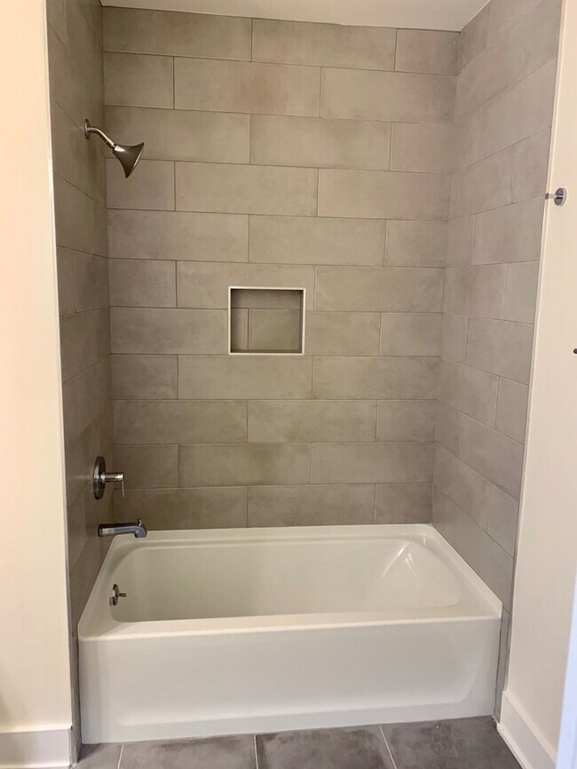 Building Photo - Luxurious 1-Bedroom Apartment in Olde Kens...