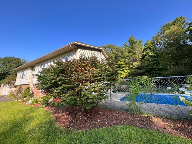 Building Photo - 67 Suncrest Terrace