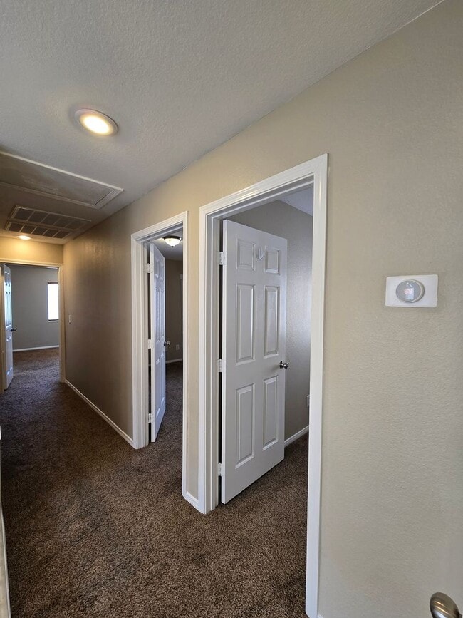 Building Photo - A Stunning 3 Bedroom Home in Henderson