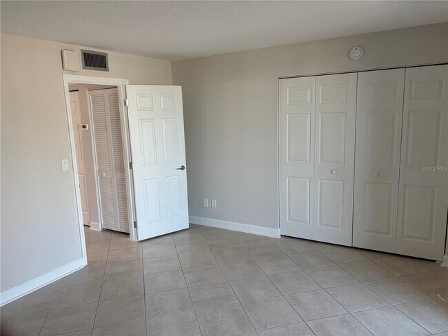 Building Photo - 7401 Bay Island Dr S