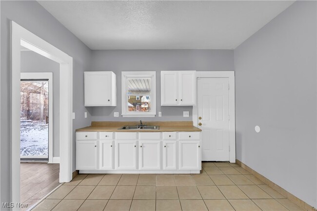 Building Photo - 3138 W 101st St