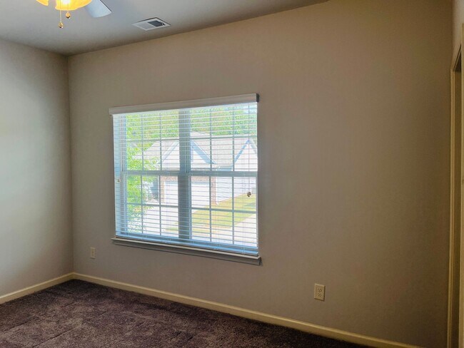 Building Photo - Wow! Check out this charming 3 bedroom 2.5 bathroom home in Newnan!