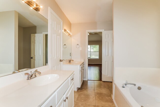 Building Photo - 7122 Woodland Oaks