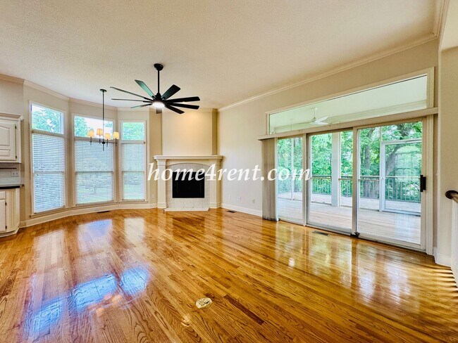 Building Photo - Exceptional 1.5 Story Home in the Prestigious Loch Lloyd Community!