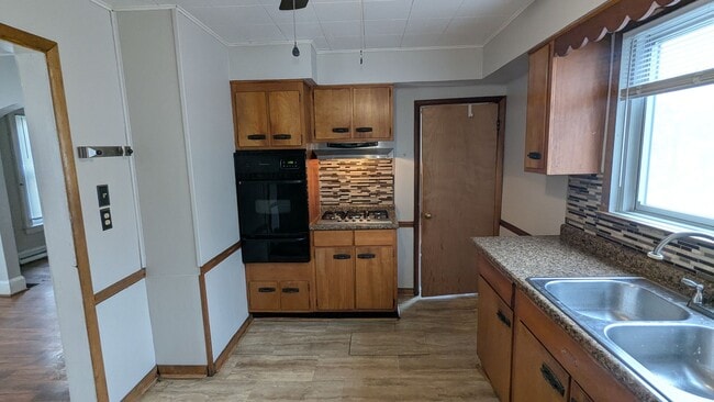 Building Photo - Charming 3-bedroom, 1.5-bathrooms home located in the heart of Akron