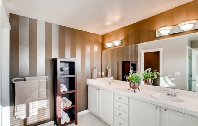 Building Photo - Beautiful 5 Bed 2.5 Bath Renton Home!