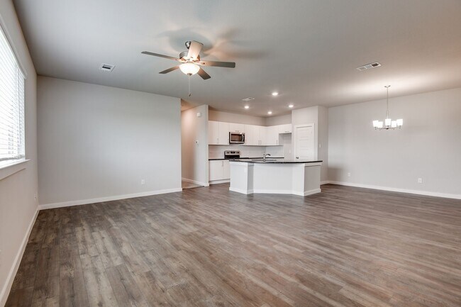 Building Photo - 752 Wheatfield Dr