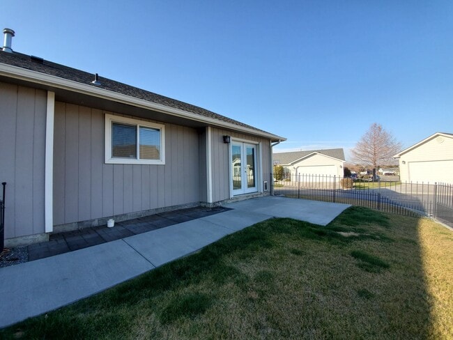 Building Photo - 2421 S Arthur Ct