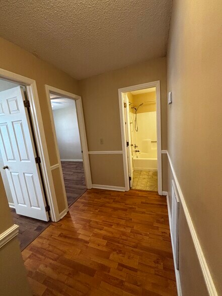 Hall area - 2108 Hamilton Pl N