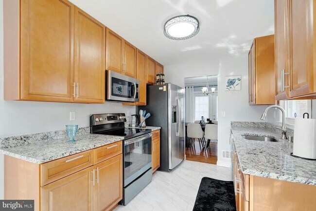 Building Photo - 900 E Tantallon Dr