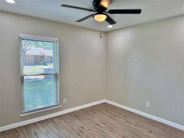 Building Photo - 523 Red Oak Dr