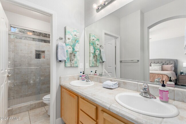 Building Photo - 3725 E Meadowview Dr