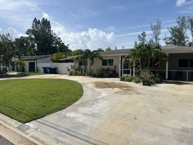 Building Photo - Beautiful 2/2 with dock and boat access