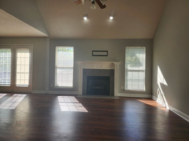 Building Photo - Spacious 4 Bedroom 3 bath in Hamilton on Hunter Subdivision