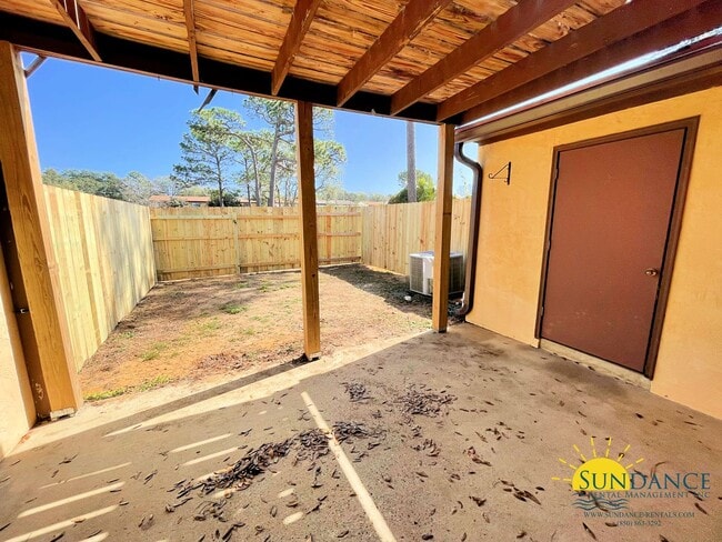 Building Photo - Quaint 3 Bedroom Townhouse in Shalimar