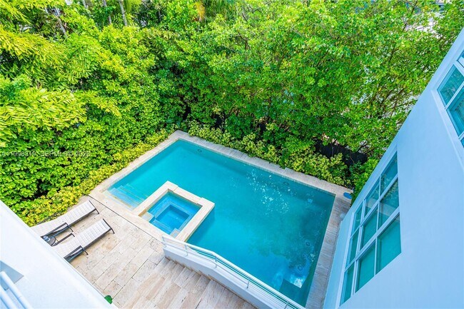 Building Photo - 435 Hampton Ln